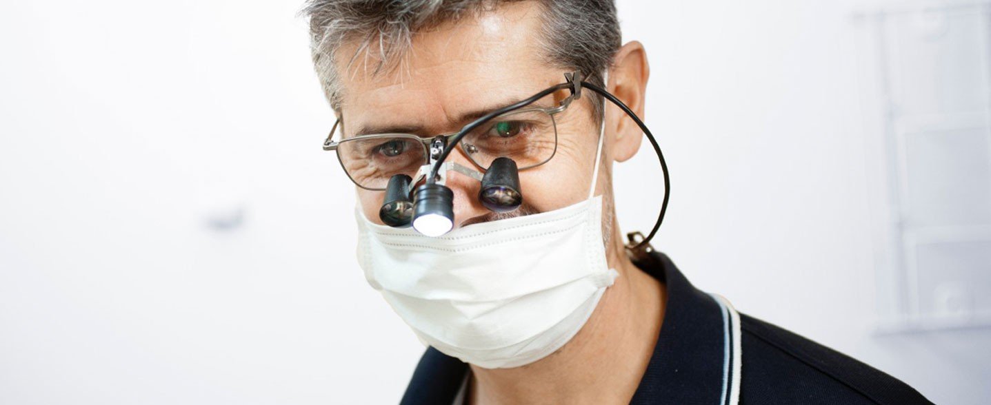 Tandlæge Nicolai Yde hjælper patienter med deres snorken. Book tid til en ny snokeskinne til en fair pris